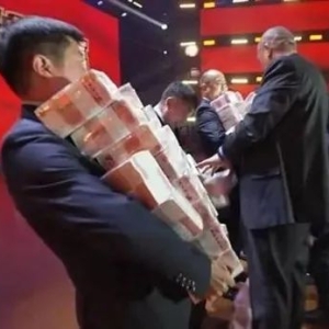 豪横!年终奖狂发1个亿 这个河南老板为什么?