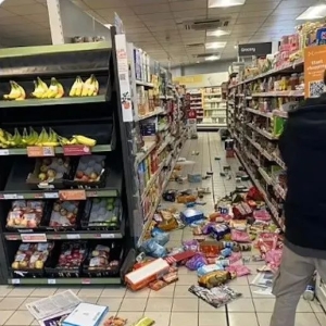 英国暴乱升级，街道空荡商店关门，马斯克直指“内战一触即发”，民怨沸腾 ...