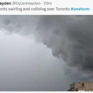 突发! 恐怖龙卷风狂袭! 多伦多等11地警戒: 100mm暴雨淹城, 屋顶掀飞碎片漫天! ...