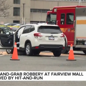 抢劫Fairview Mall珠宝店劫匪逃跑时撞车，换辆车继续逃