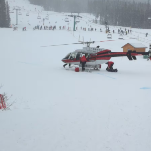 加拿大滑雪胜地突发雪崩！2人被冲出50米+活埋2米雪下！当场死亡 ...