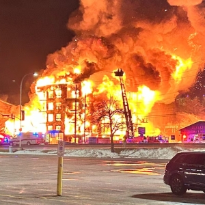 安省一栋在建住宅楼突发大火倒塌！53个单元付之一炬！