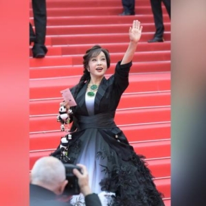 73岁刘晓庆现身坎城影展 无滤镜生图惊呆众人