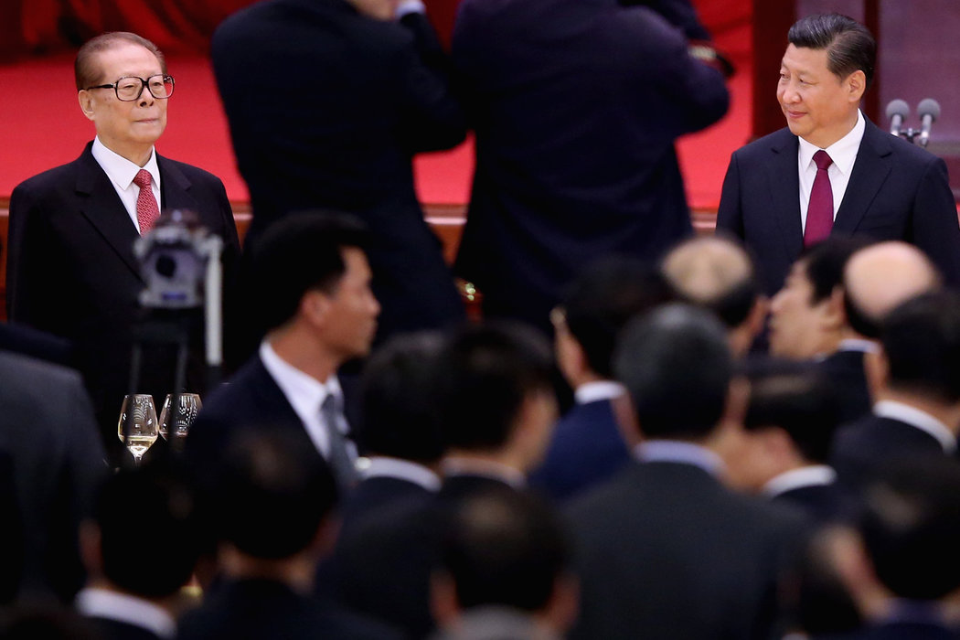 江泽民（左）曾担任过国家主席、中共总书记和中央军委主席。图为2014年9月，在北京人民大会堂，他与目前担任这三个职位的习近平在一起。
