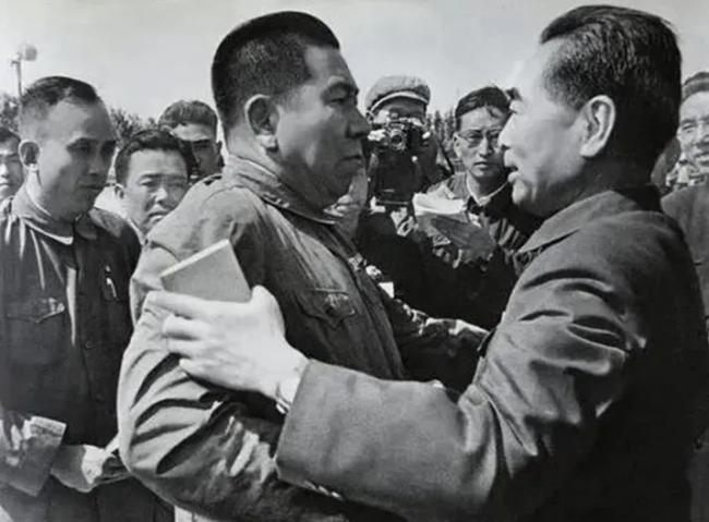 左挎毛泽东右挽江青 中间这个牛人是谁