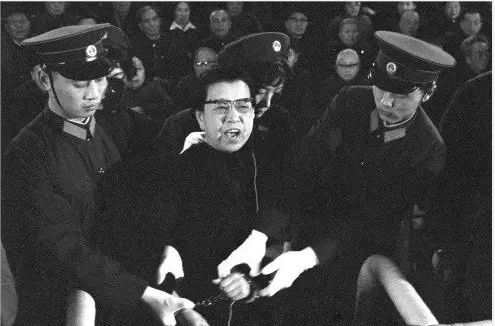 江青不哭不闹也没打滚？1976逮捕四人帮名场面