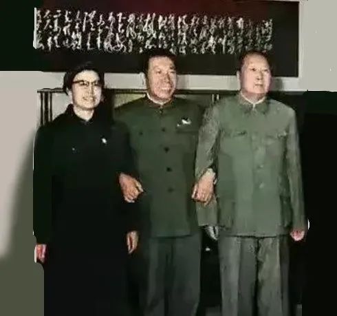 左挎毛泽东右挽江青 中间这个牛人是谁